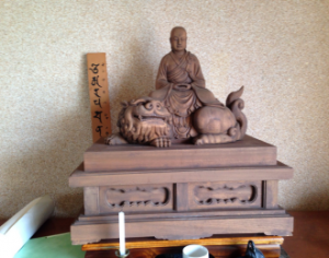 出張買取木彫りのお坊さんの写真