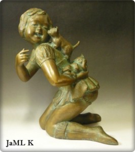 猫と遊ぶ少女の銅像