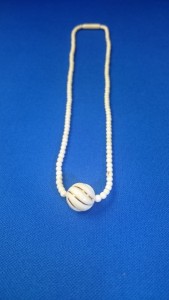 象牙に金のネックレス