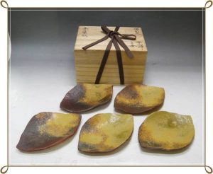 北大路魯山人 備前 平向付 五客 木乃葉形 共箱の写真です