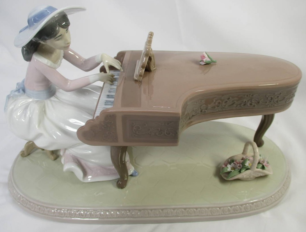 LLADRO リヤドロ ピアノを弾く少女 陶器 人形 楽器 フィギュリン 置物 